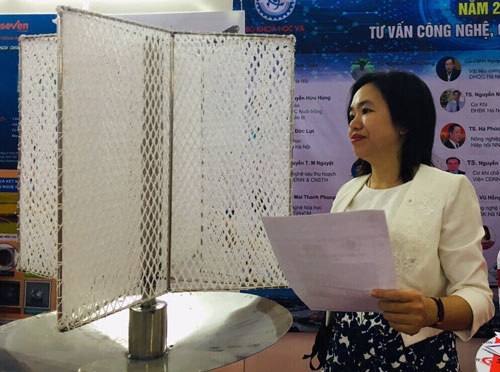 TS Hà Phương Thư, thành viên nhóm nghiên cứu giới thiệu thiết bị thu sương tại sự kiện Trình diễn và kết nối cung cầu công nghệ tổ chức ở Cần Thơ ngày 3-5/10. Ảnh: Thanh Hằng.