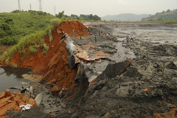 Vỡ đập hồ chứa, 45.000 m3 chất thải phân bón tràn vào nhà dân